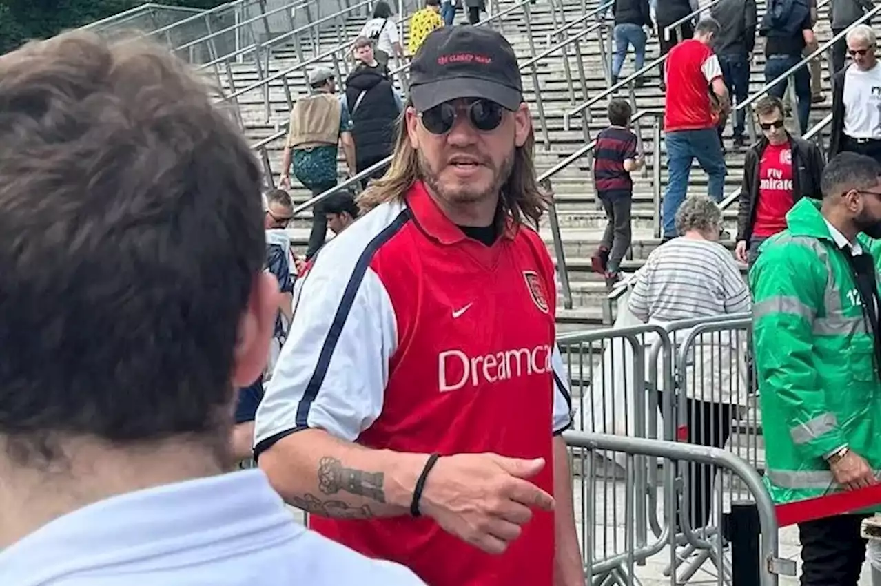 Bendtner spotted in retro Arsenal kit ahead of crucial Brighton clash