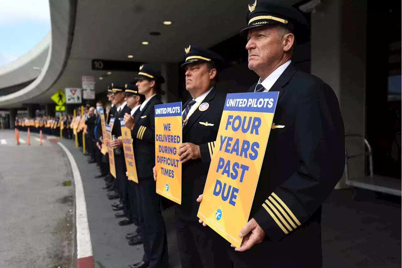 United Pilots Picket for New Contract As Strikes Loom at Southwest and American