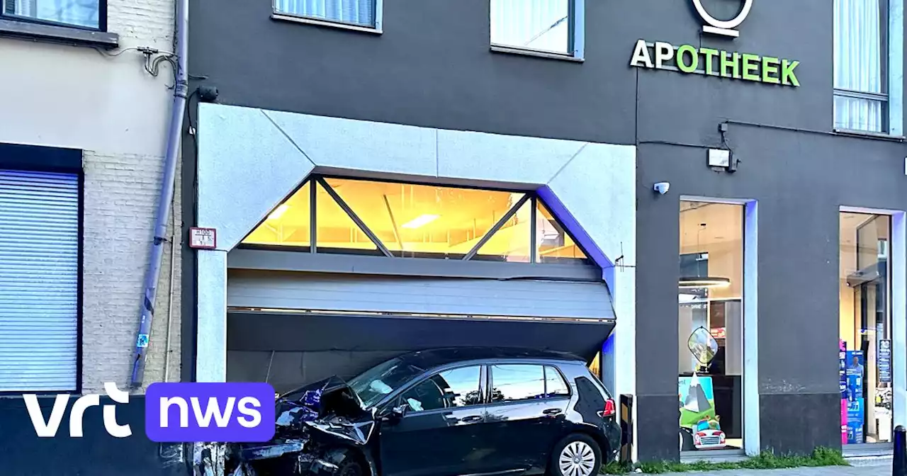 Auto knalt tegen apotheek in Antwerpen