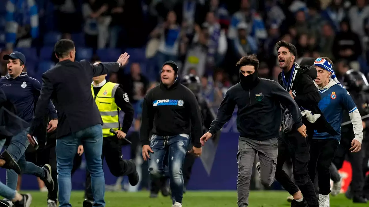 Los ultras del Espanyol invaden el campo y obligan a los jugadores del Barcelona a irse a vestuarios