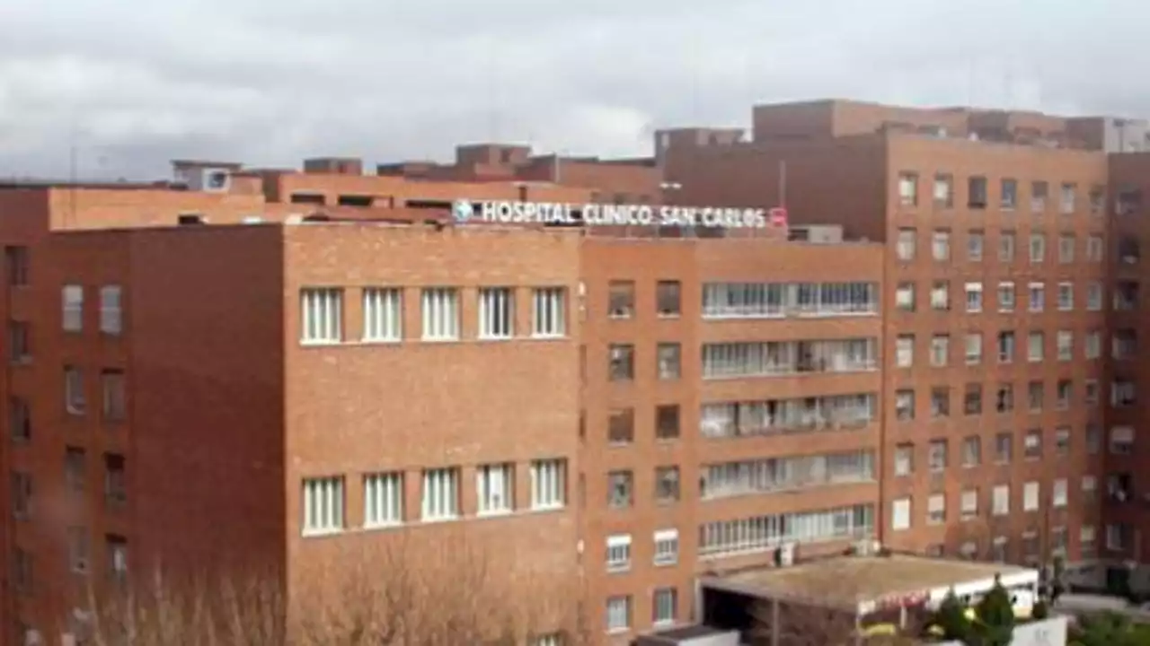 Muere un hombre y 24 personas terminan intoxicadas tras un incendio en el Hospital Clínico de Madrid