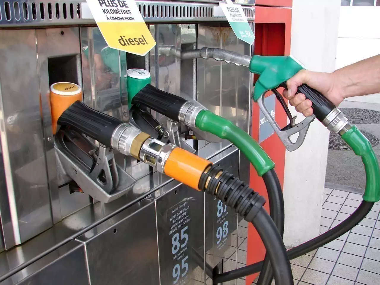 Carburant : les prix du gazole et de l'essence en très légère baisse