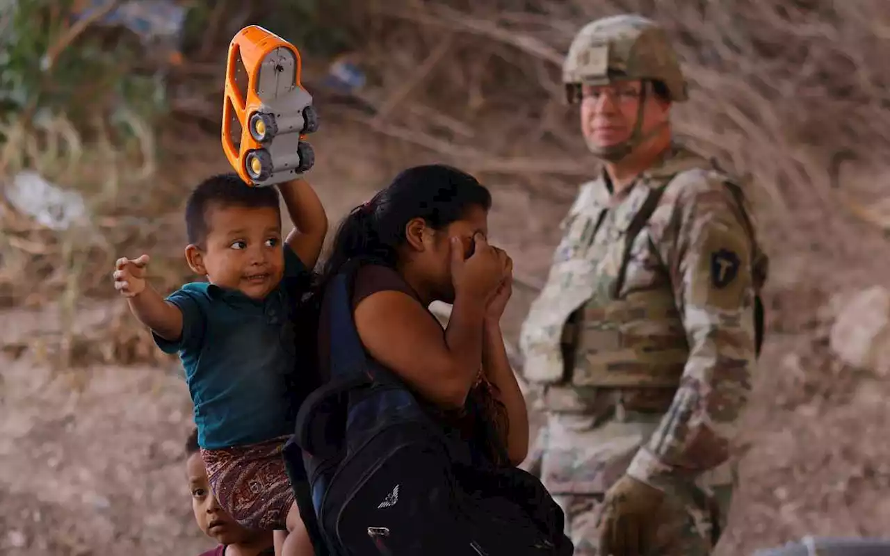 Han bajado cruces fronterizos tras fin del Título 42, dice Estados Unidos