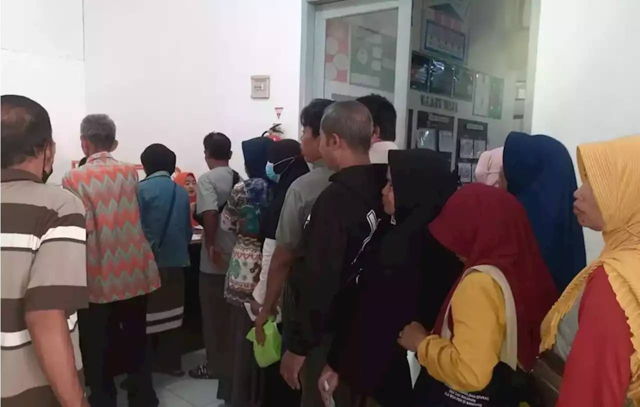 Ratusan Warga Purwakarta Rela Berdesakan Antre Beras di Kantor Pos