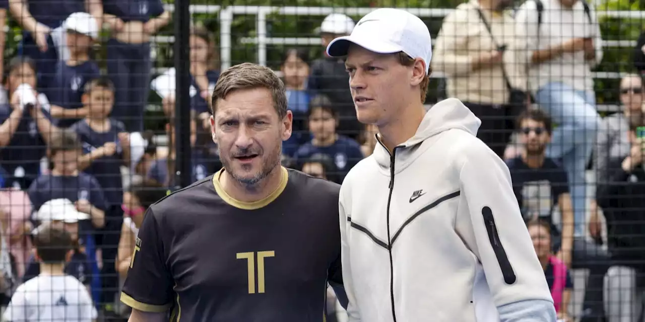 'Testa di serie? No, testa di…'. Le battute di Totti nella sfida a padel con Sinner