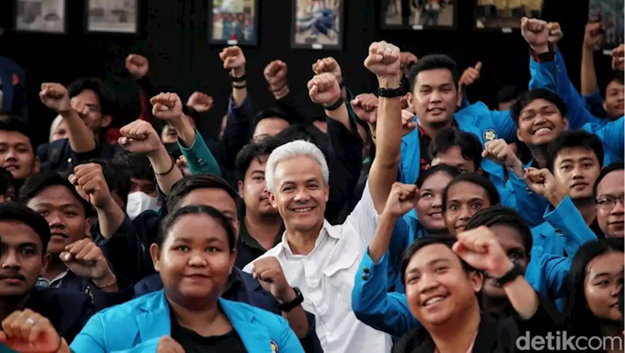 Momen Ganjar Sapa Mahasiswa di Pameran Foto 25 Tahun Reformasi