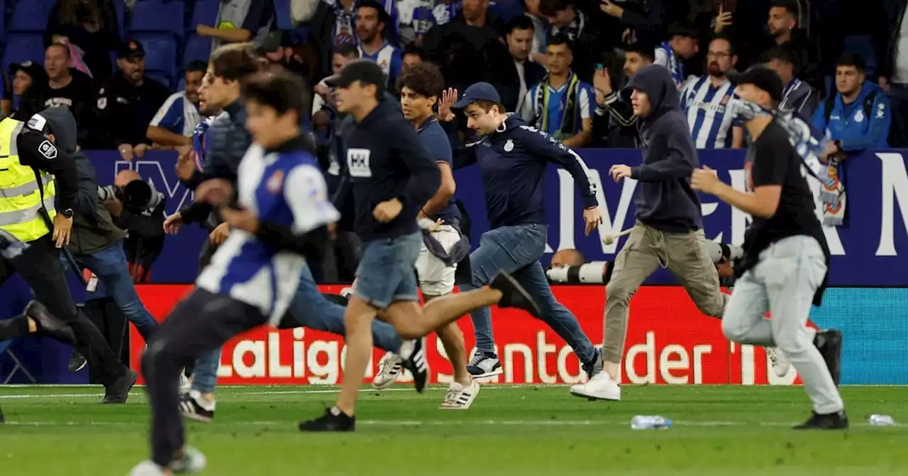 Video: los hinchas de Espanyol invadieron la cancha cuando el Barcelona gritó campeón