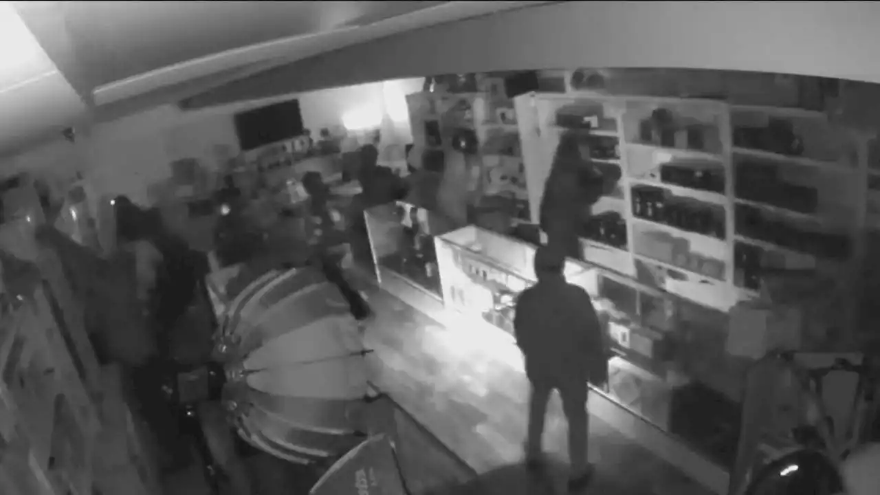 VIDEO: Corona electronics store hit by masked thieves