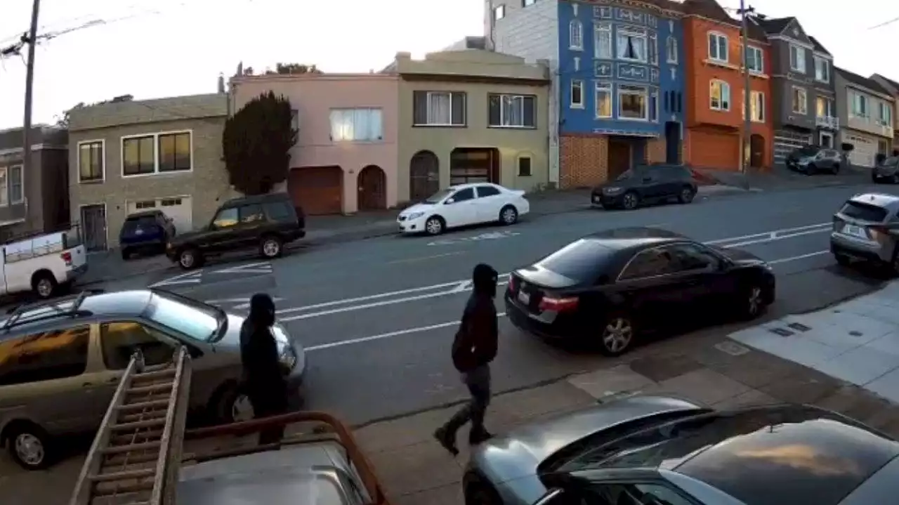 San Francisco suspects rob 61-year-old man at gunpoint: video