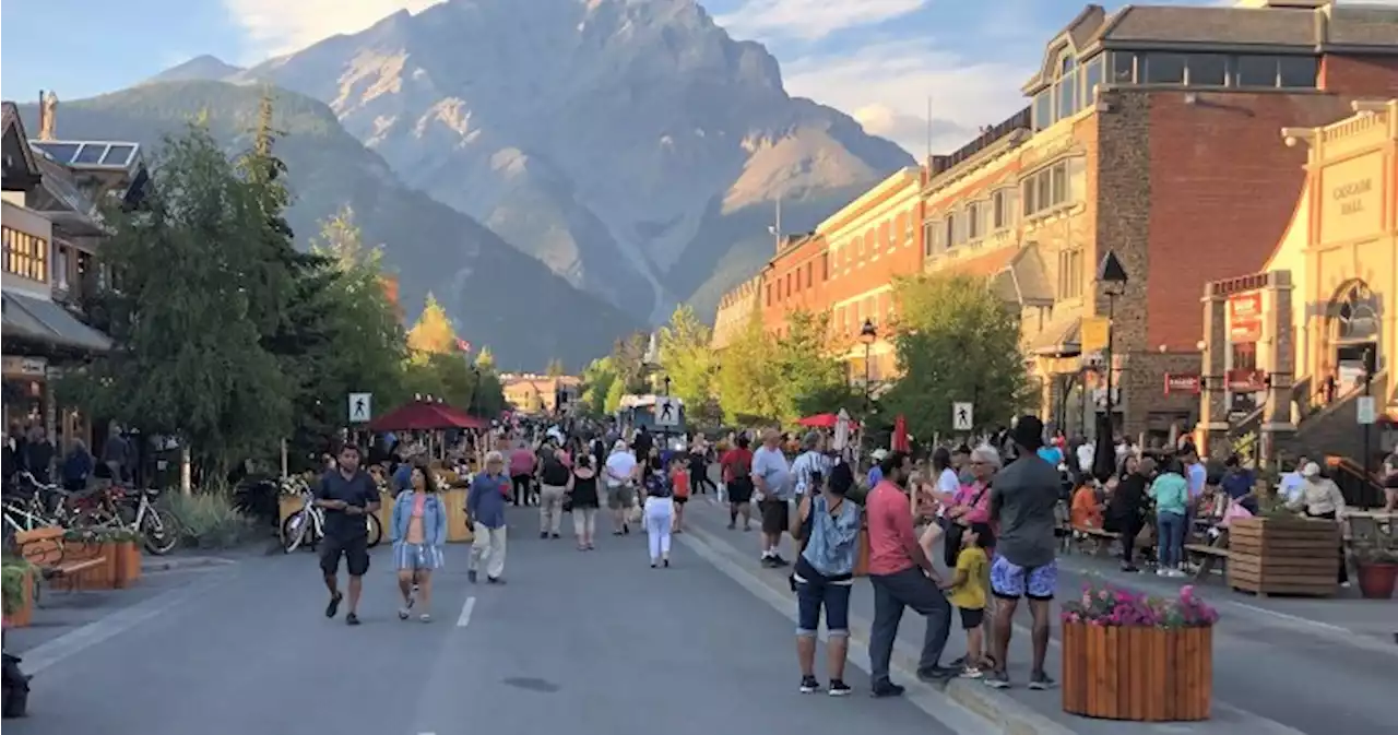 Banff Avenue closed to traffic as town’s main strip becomes pedestrian zone | Globalnews.ca