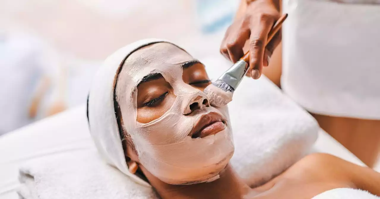 12 Warning Signs You're About To Get A Bad Facial, According To Aestheticians