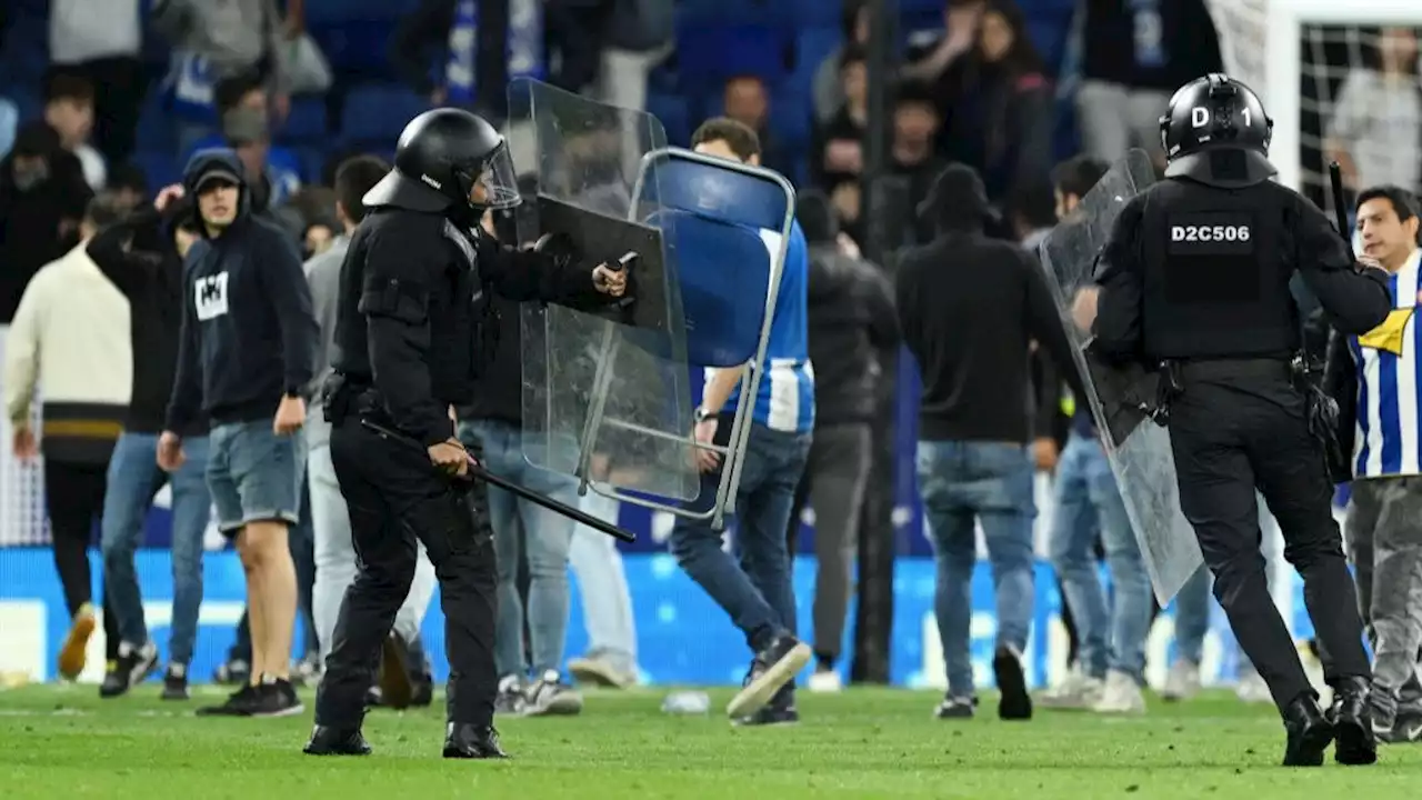 Una violenta invasión de campo de aficionados del Espanyol acaba con la fiesta del Barça tras ganar la Liga