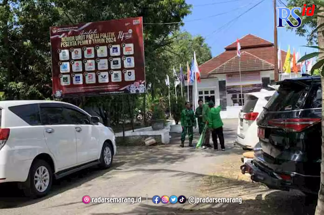 Bacaleg PPP Bawa Mobil Dinas Mendaftar ke KPU