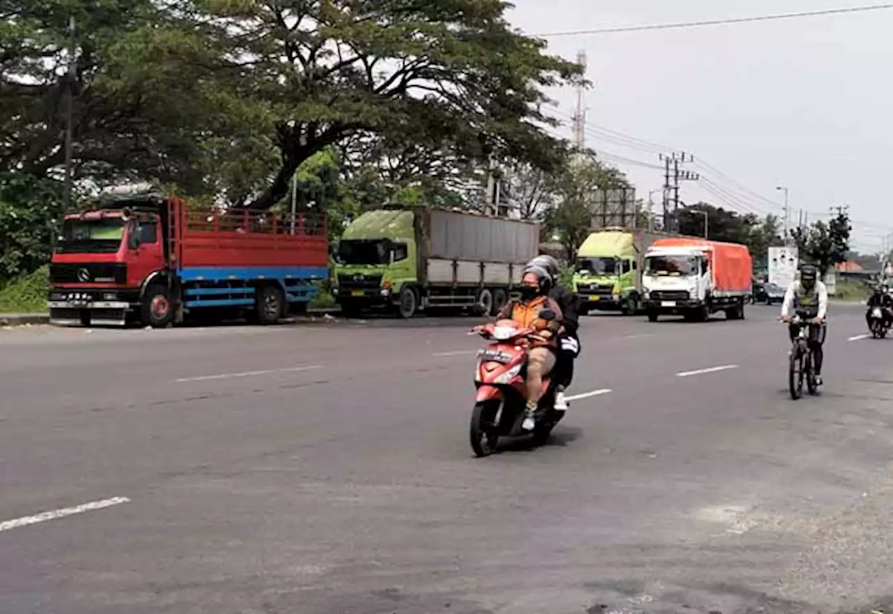 Parkir Sembarangan di Bundaran Apollo Gempol Masih Marak