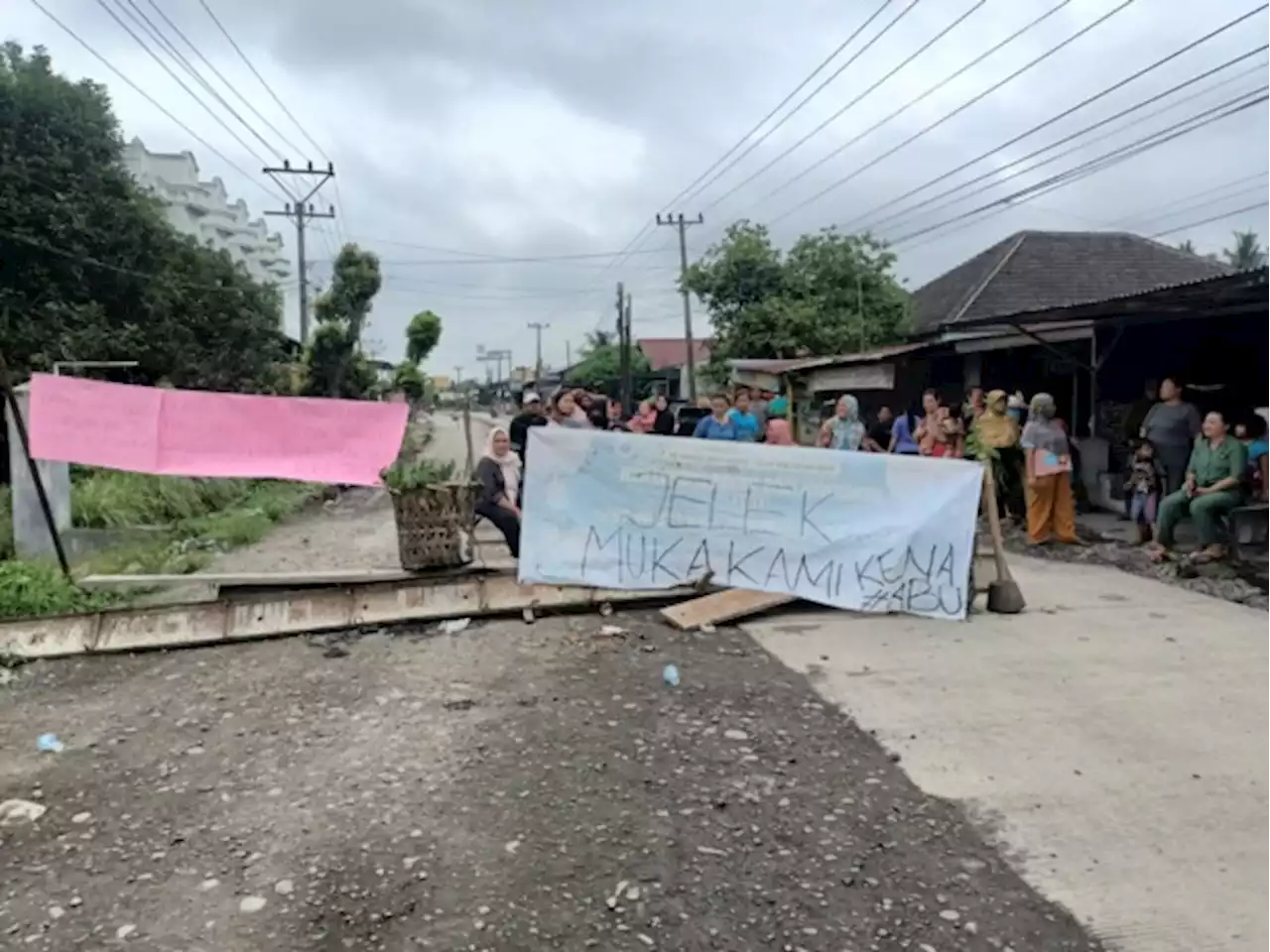 Wali Kota Binjai Cuma Umbar Janji, Masyarakat Blokir Jalan Umar Baki