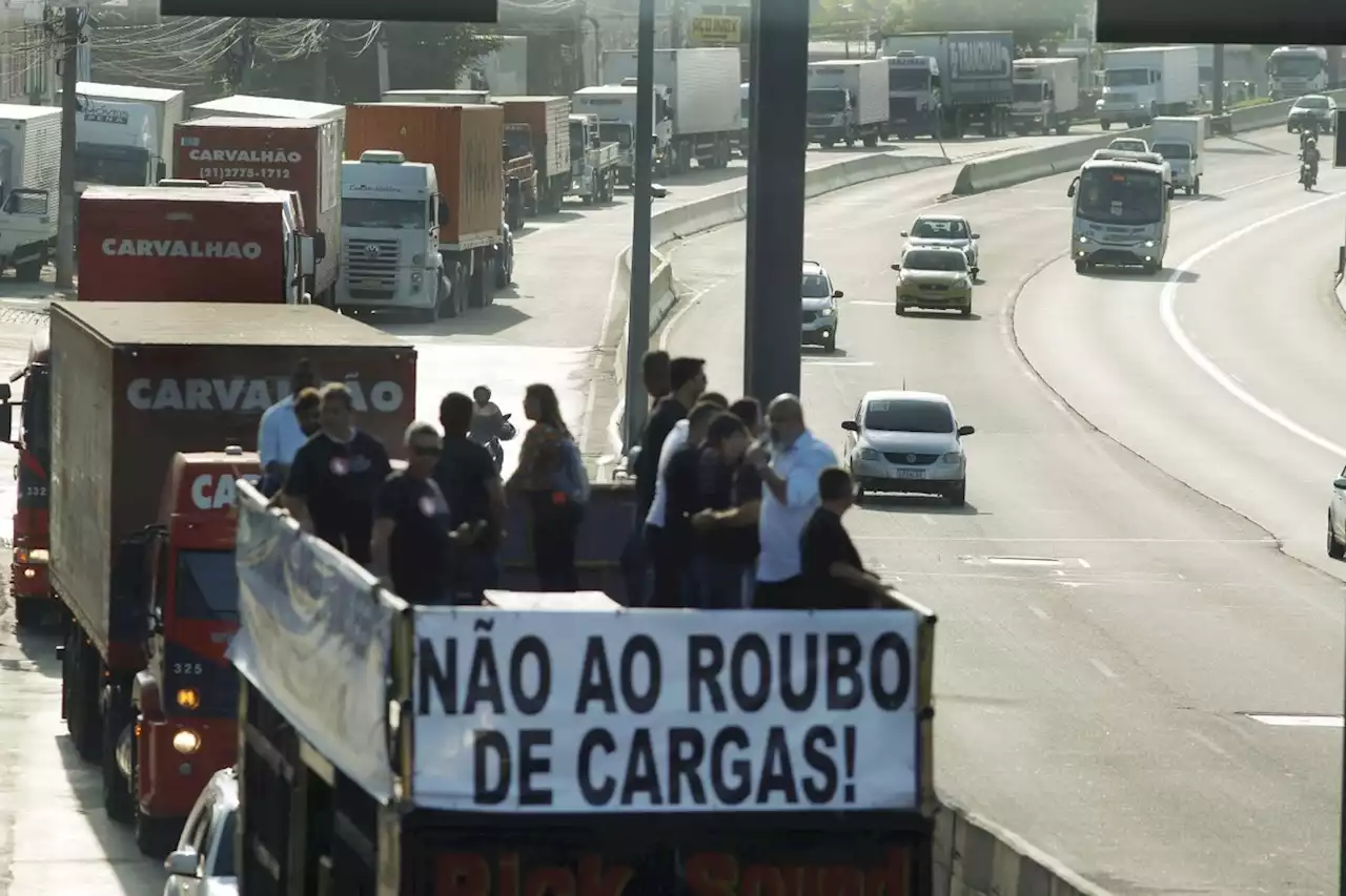 Caminhoneiros fazem manifestação contra roubo de cargas no estado do Rio