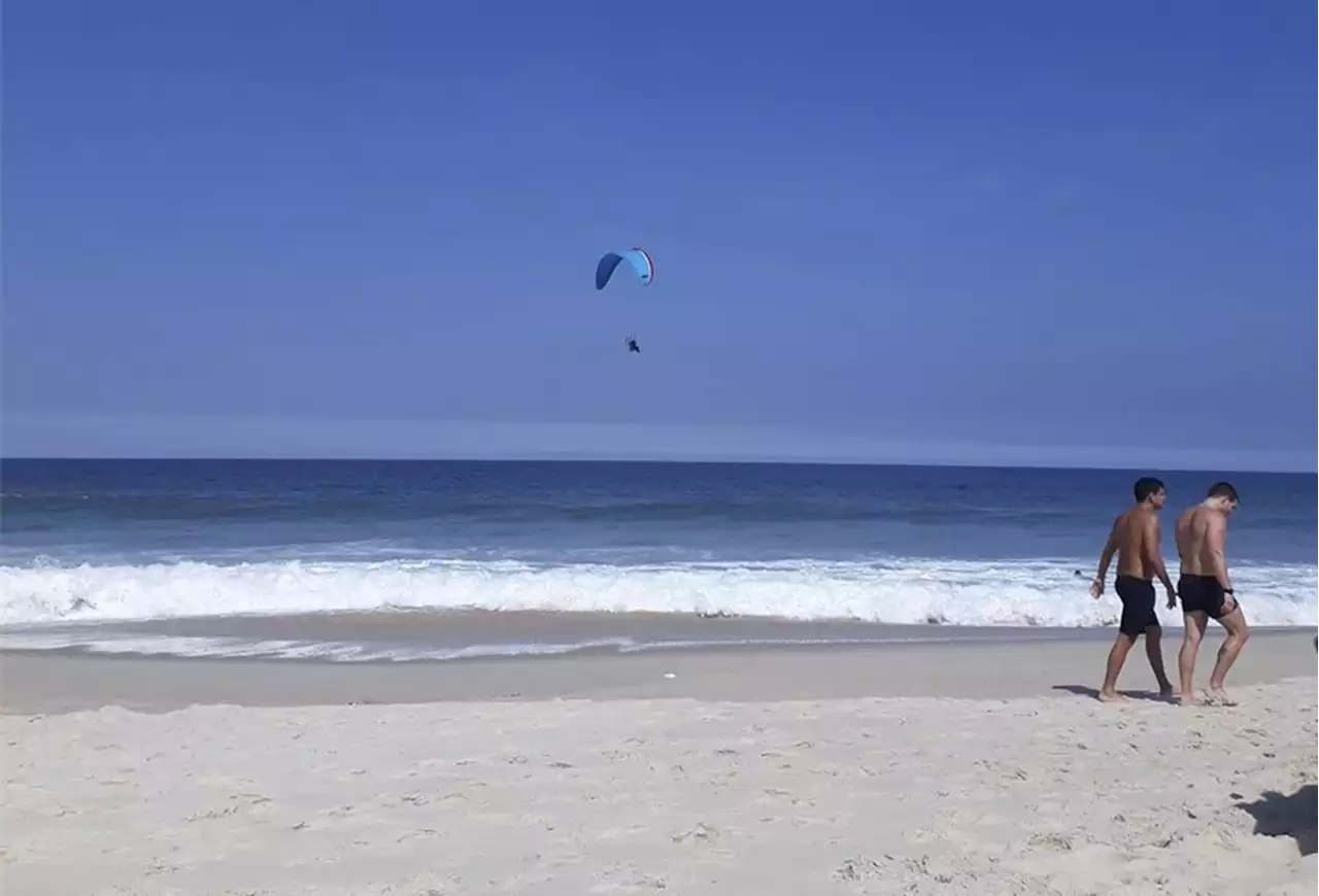 Rasantes sobre a areia e pousos na restinga: voos de ultraleve na Praia da Reserva preocupam banhistas