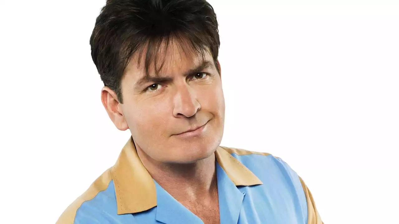 Mit Charlie Sheen: „Two and a Half Men“-Star stünde für Neuauflage der Kultserie bereit