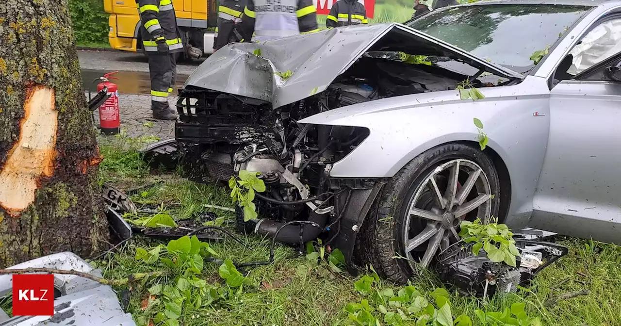 Auf A 2 bei Sinabelkirchen - Auf Autobahnparkplatz: Pkw krachte frontal in Baum