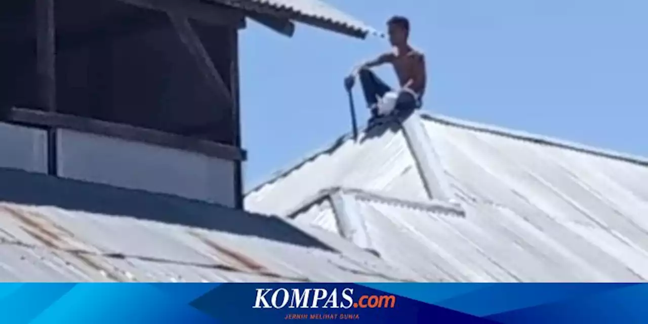 Dikepung Warga Usai Tebaskan Parang ke Pengguna Jalan, Pria di Sigi Ini Naik ke Atap Rumah