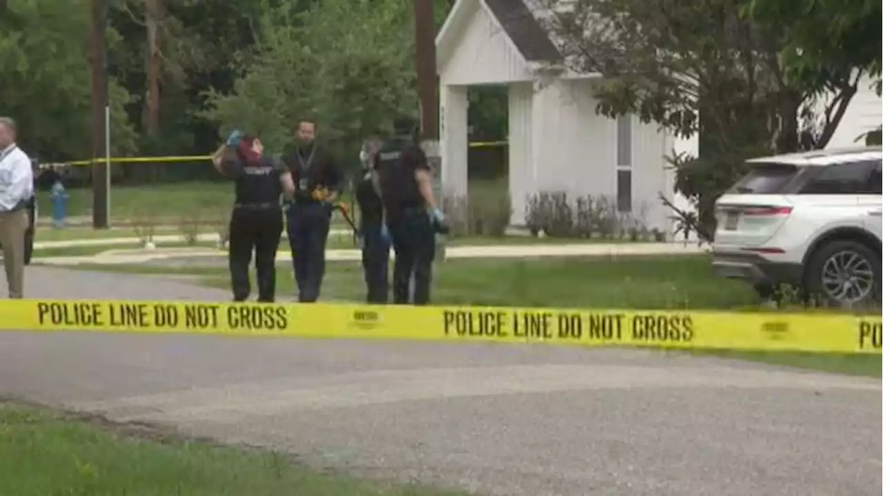 Dead in the bushes: Caretaker finds man with gunshot wounds outside client’s house in north Houston