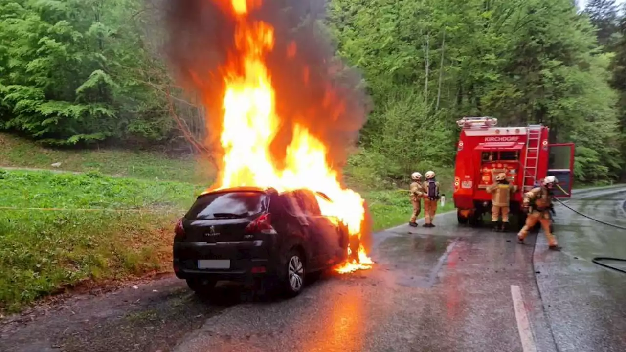 Auto ging während Fahrt plötzlich in Flammen auf