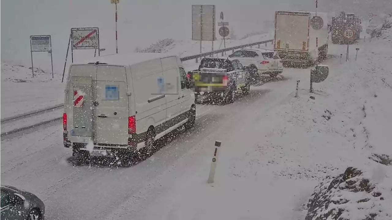 Schneechaos am Arlberg: Lastwagen blieben hängen