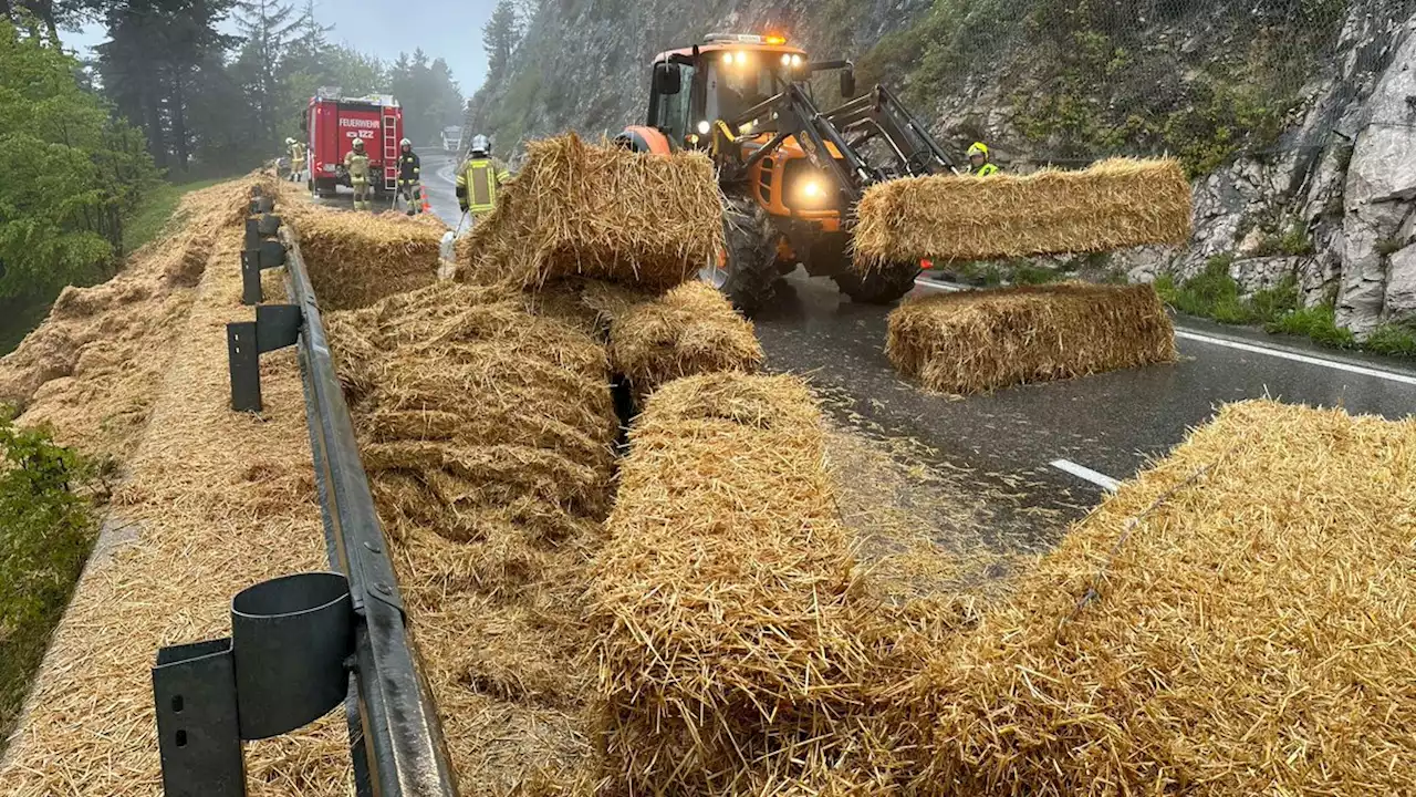 Lkw-Hänger umgekippt: „Strohmeer“ sorgt für Sperre