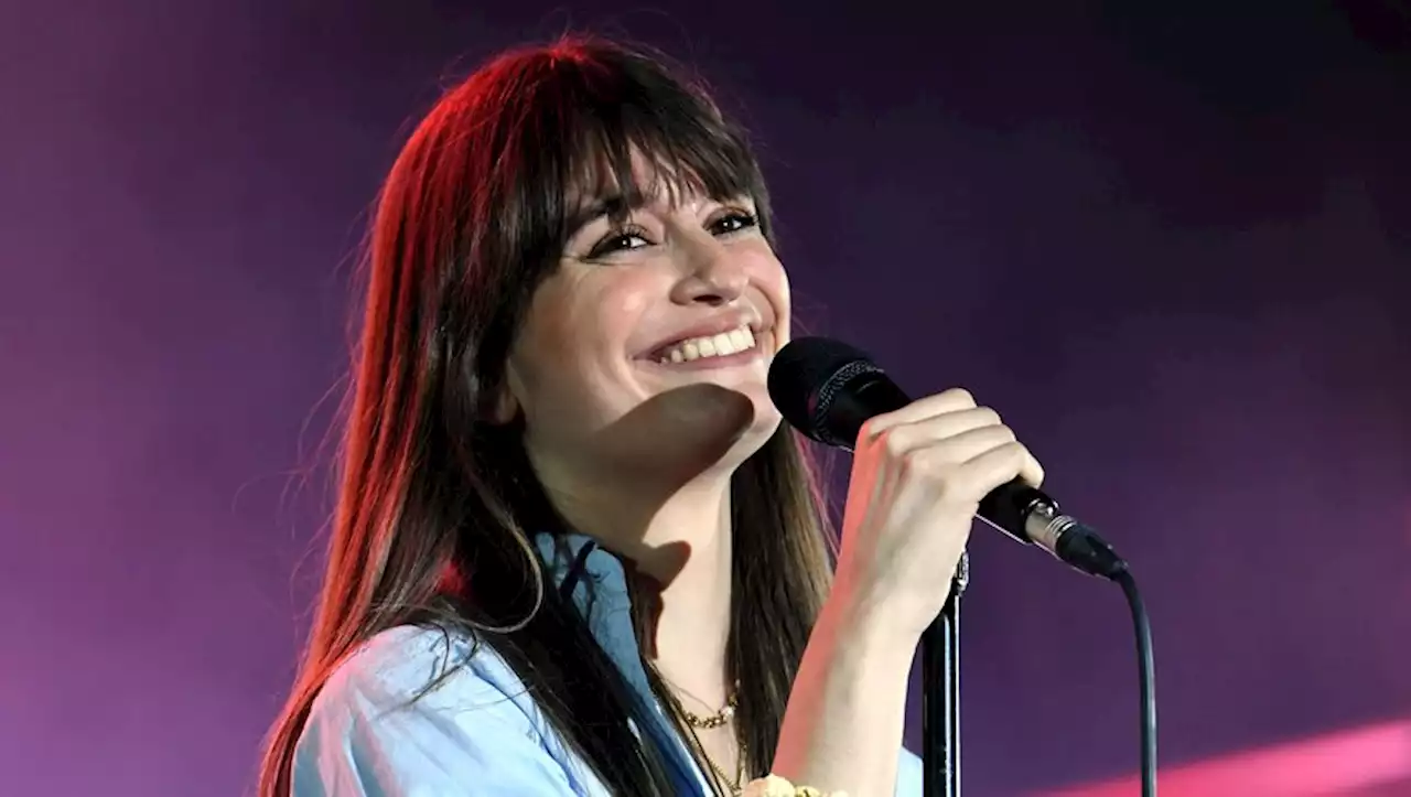 [VIDEO] 'Il y a deux choses qui grandissent en moi' : la chanteuse Clara Luciani annonce être enceinte et dévoile son baby bump