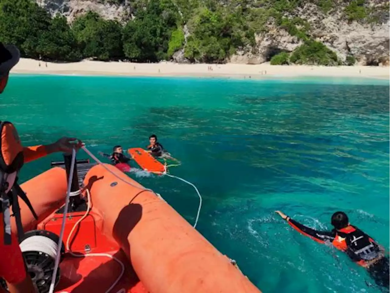 Terhantam Ombak Saat Berenang, WNA Mesir Cedera di Pantai Kelingking Bali