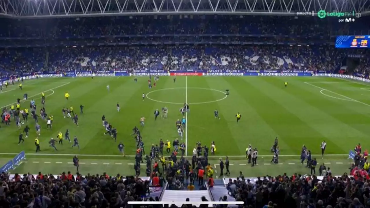 Los jugadores del Barcelona fueron corridos al vestuario por los hinchas del Espanyol