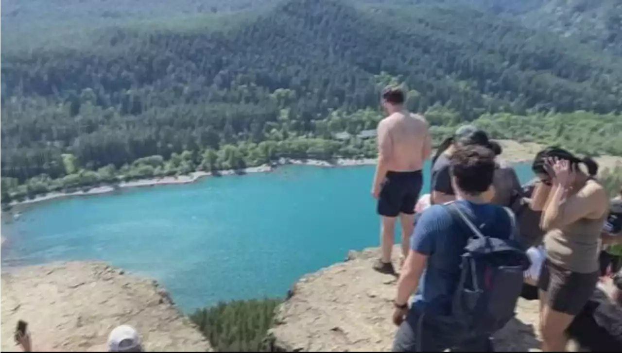 People flock to beaches, mountain hiking trails during weekend heat wave