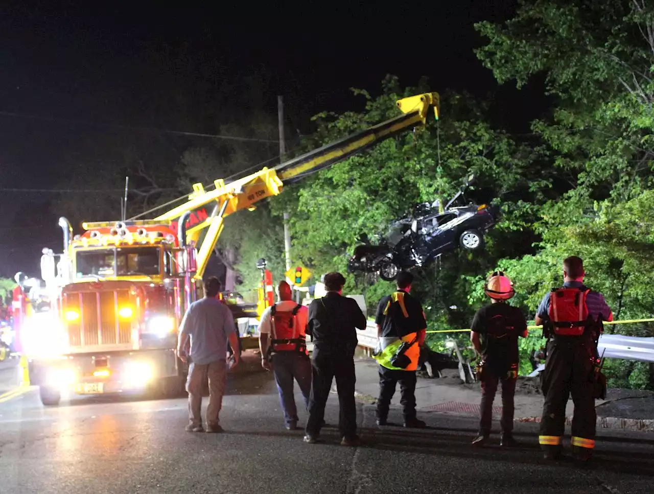 Driver dies despite rescue by cops, resident after car plunges into lake