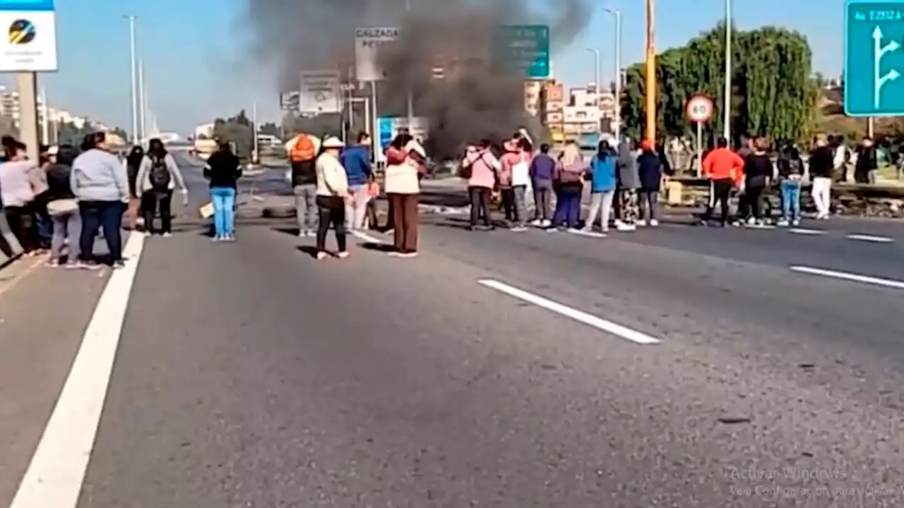 Corte en la Autopista Riccheri y General Paz | Denuncian un violento allanamiento policial