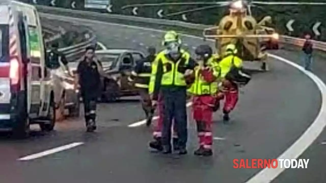 Spaventoso schianto in autostrada contro il guardrail: muore ragazzina, tre feriti gravi