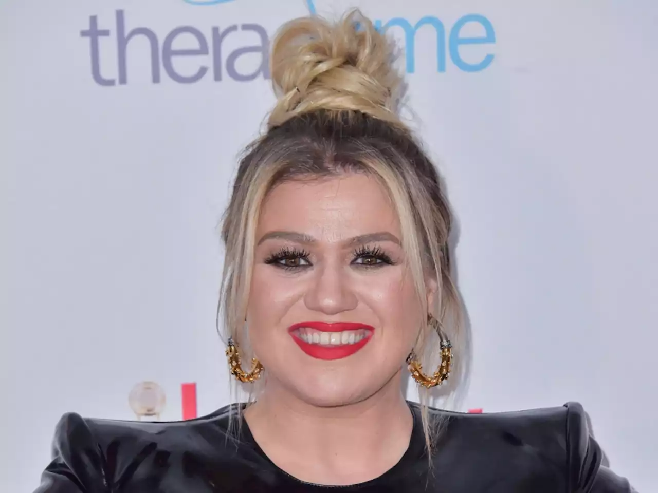 Kelly Clarkson's Talk Show Reportedly Has Similar 'Toxic' Work Issues That Plagued Ellen DeGeneres