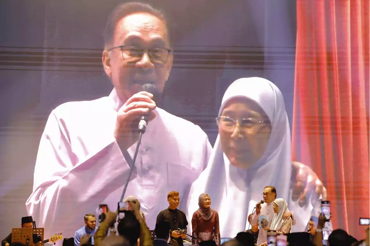 Anwar attends Finance Ministry's Aidilfitri do