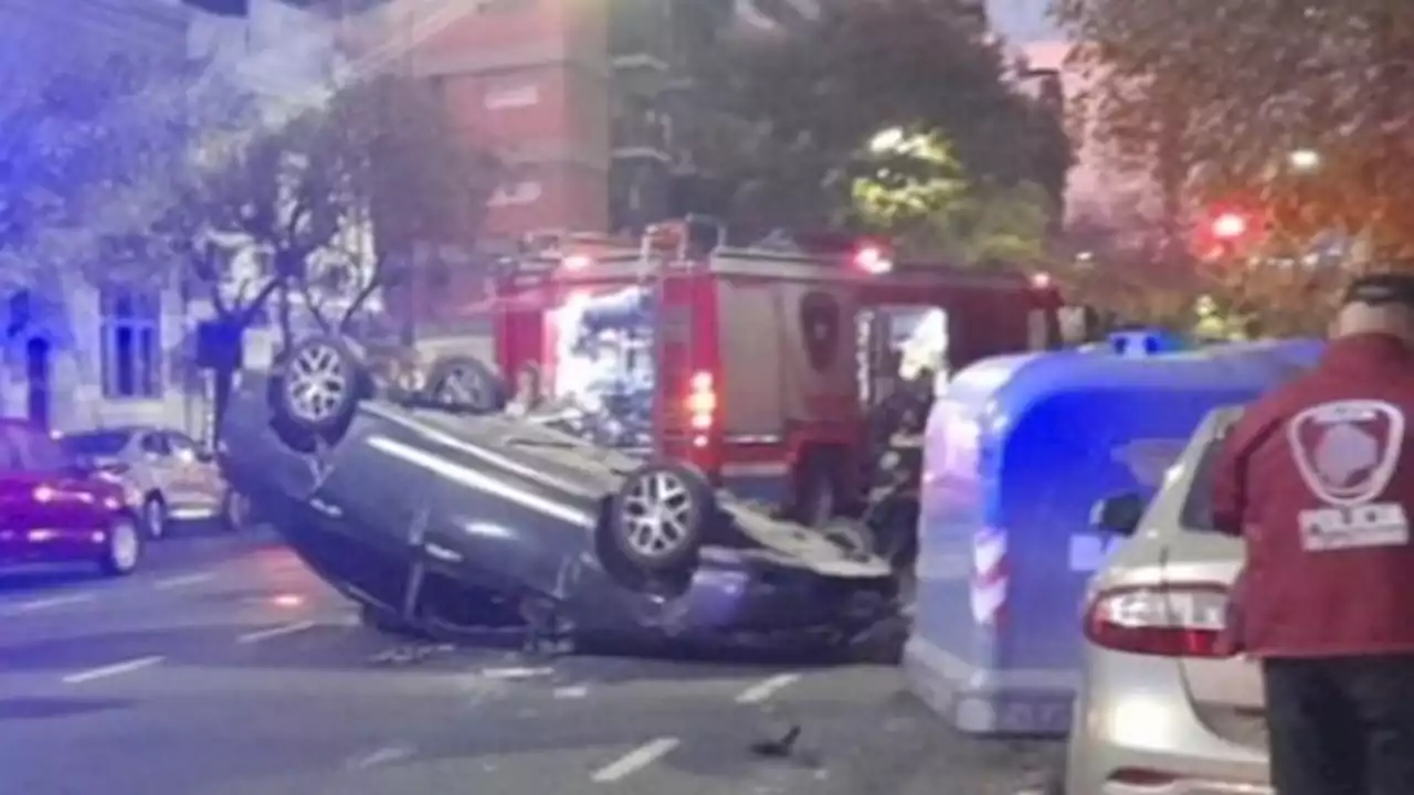 Chocó, volcó y se fugó mientras su acompañante seguía atrapada adentro del auto