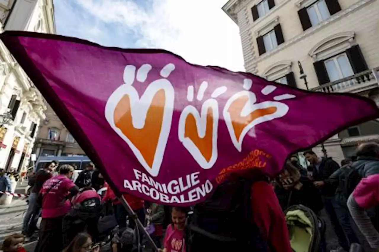 Torino chiede ai sindaci di tornare a registrare i figli delle coppie Lgbt