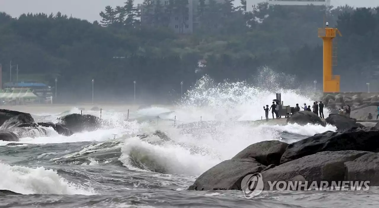 '집이 흔들려 놀라 뛰쳐 나왔다'…동해 지진에 주민들 '화들짝'(종합) | 연합뉴스