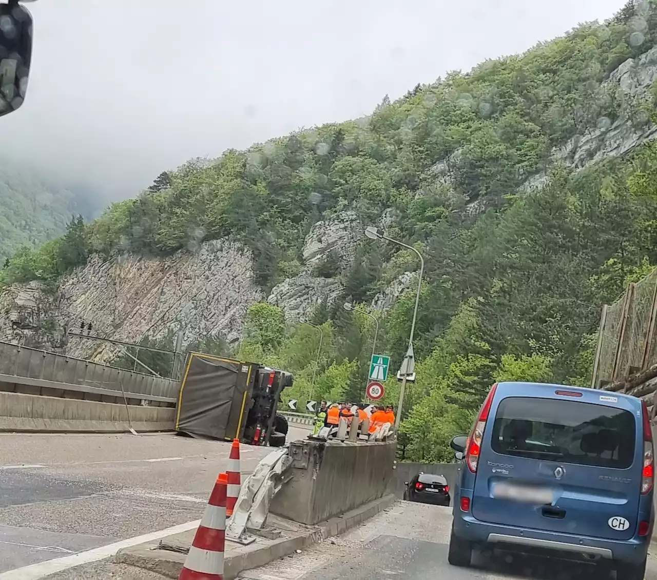 Biel: Militär-Lastwagen kippt auf Autobahn