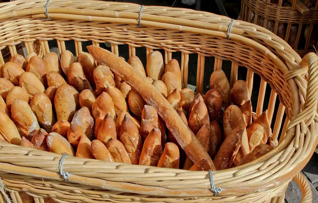 Un boulanger aide trois hommes dans le pétrin, ils le braquent