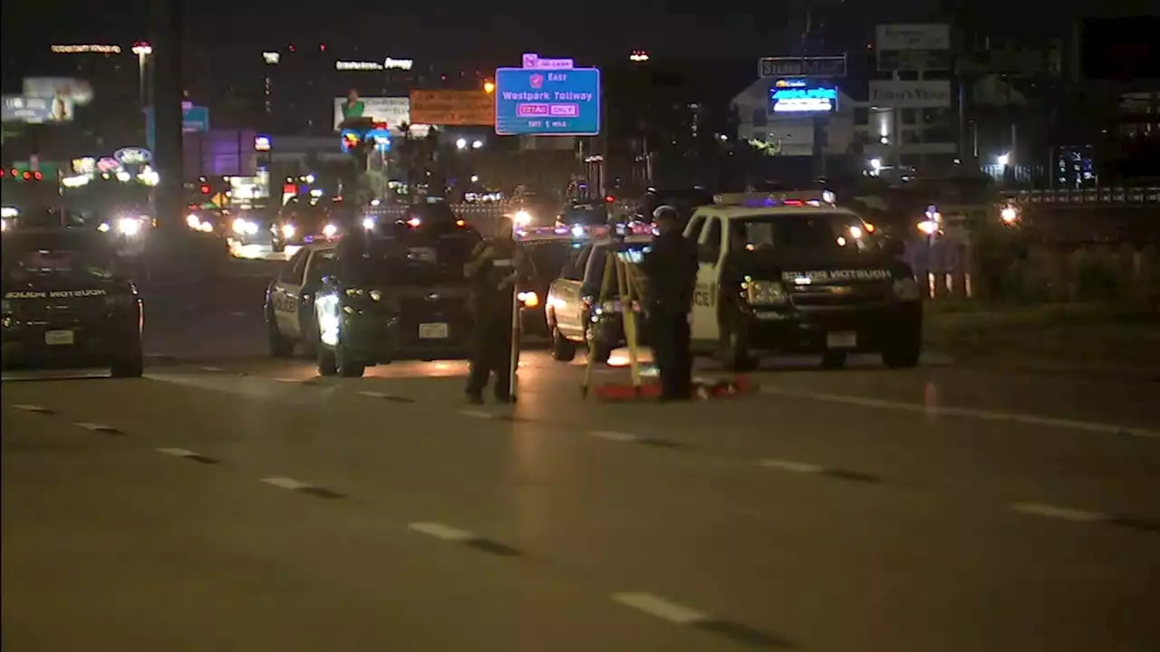 Driver speeds off after allegedly hitting pedestrian on Southwest Freeway, HPD says