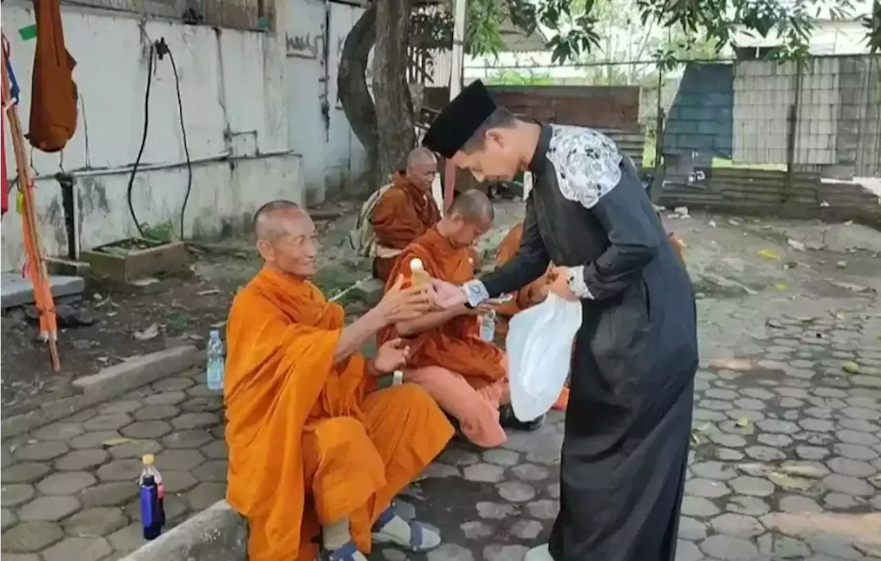 Umat Muslim di Indramayu Beri Minuman untuk Biksu yang Jalan Kaki dari Thailand