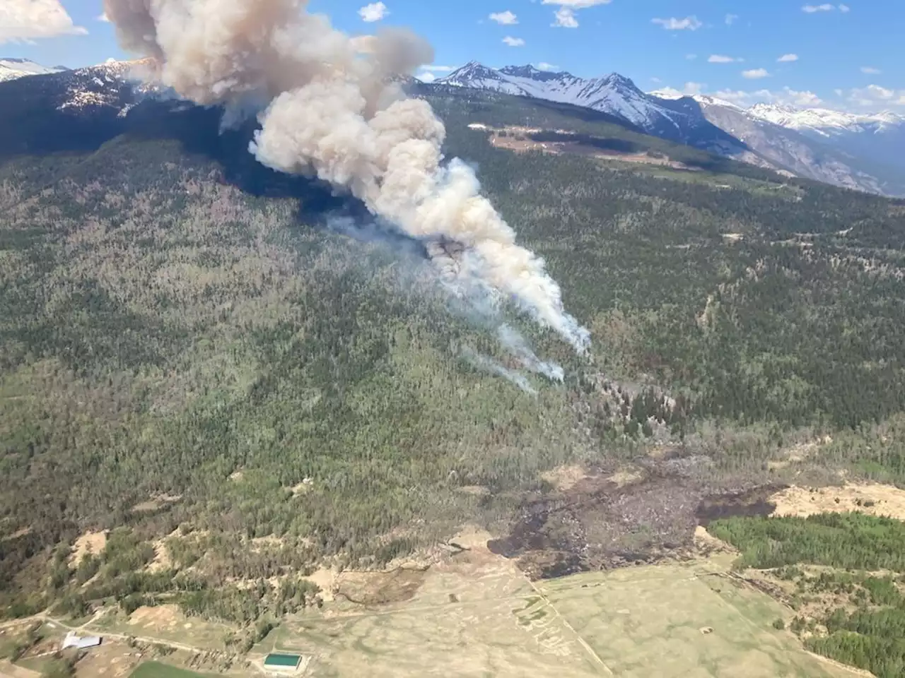 Fort St. John, B.C., tells all 21,000 residents to prepare to evacuate as fire nears