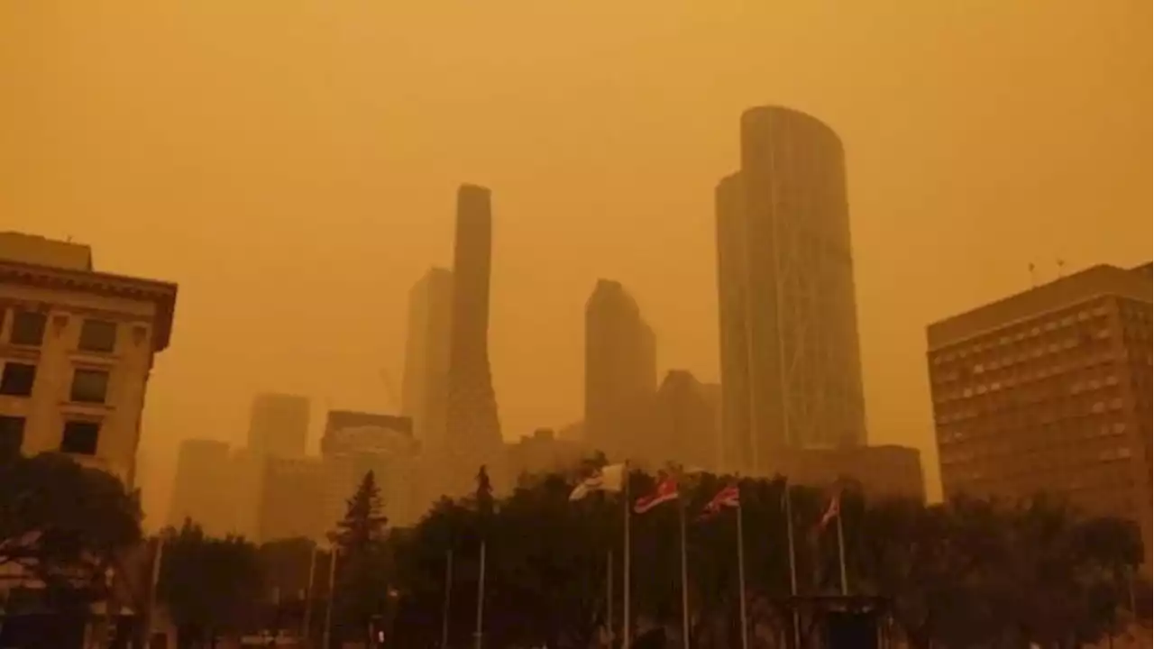 Wildfire smoke descends on Calgary, air quality index at 'very high risk' | CBC News