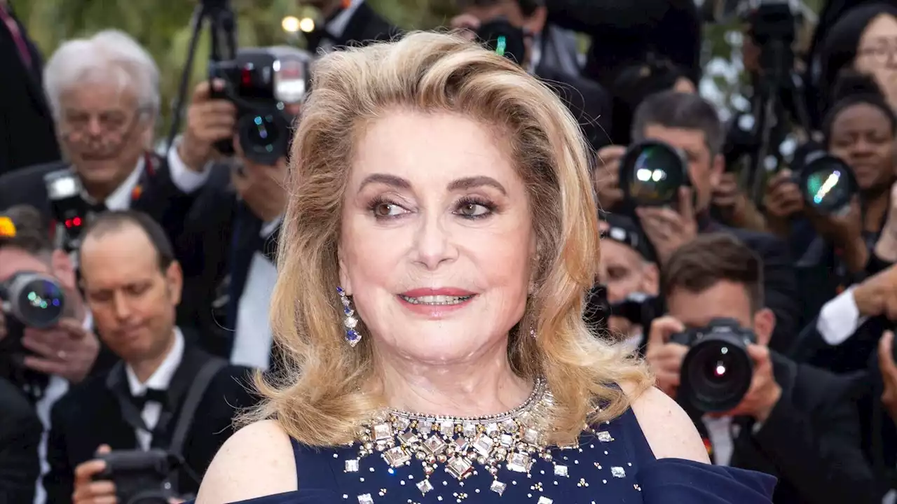 Catherine Deneuve : divine en robe bleu nuit diamants sur le buste pour admirer Chiara Mastroianni