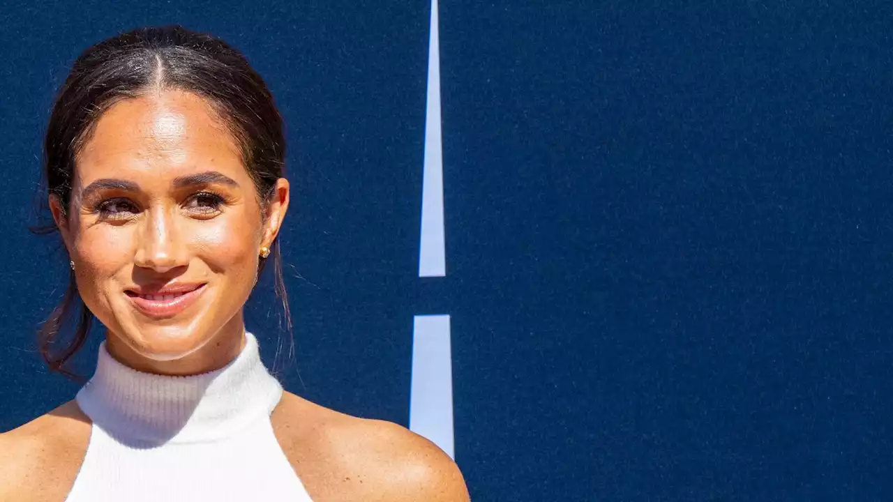 Meghan Markle : total look noir et brushing wavy impeccable pour une nouvelle sortie remarquée avec Harry