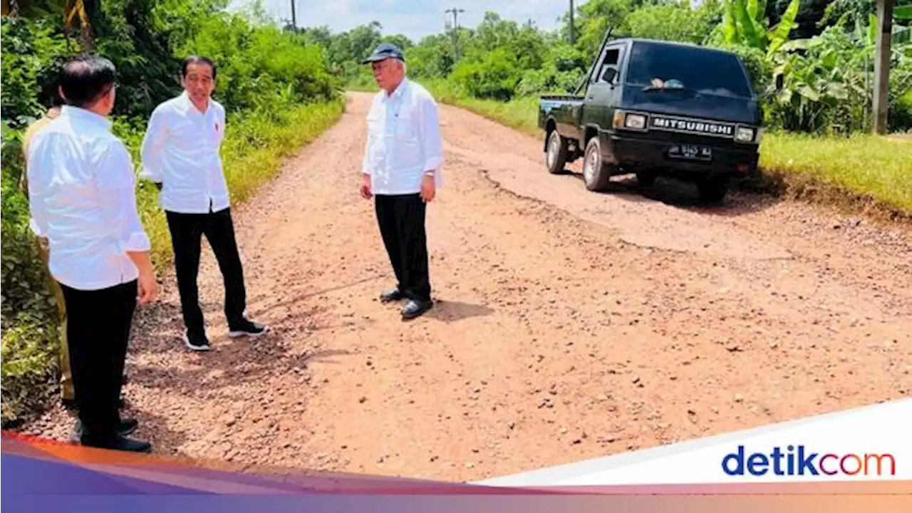 Ambil Alih Perbaikan, Ini Momen Jokowi Cek Jalan Rusak di Jambi