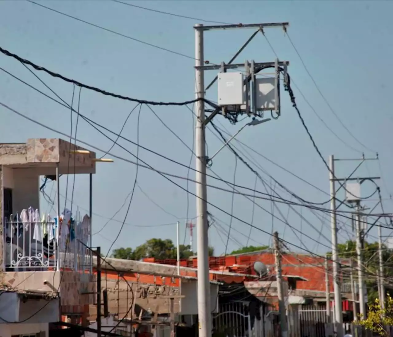 En medio de ola de calor anuncian aumento en las tarifas de la luz